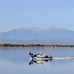 Grand Face Au Lac, Vue Sur Les Pyrenees