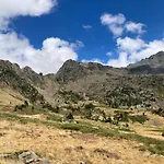 Grand Face Au Lac, Vue Sur Les Pyrenees