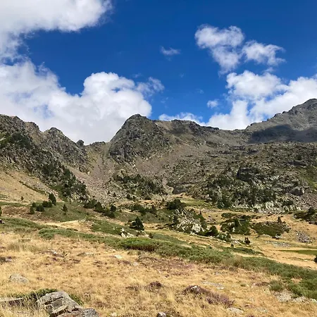 Grand Face Au Lac, Vue Sur Les Pyrenees